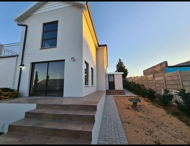 4 BEDROOM HOUSE FOR SALE IN TAFELZICHT